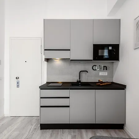 Stayeasy Crivelli - Stylish Studio, Duomo Walking 아파트